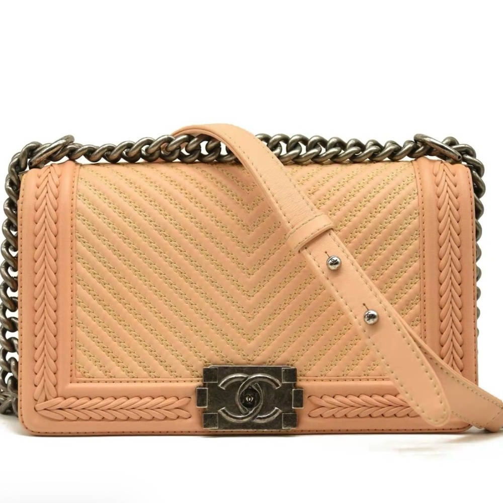 🥨 Authentic Chanel Coral Quilted Crossbody Bag ✨